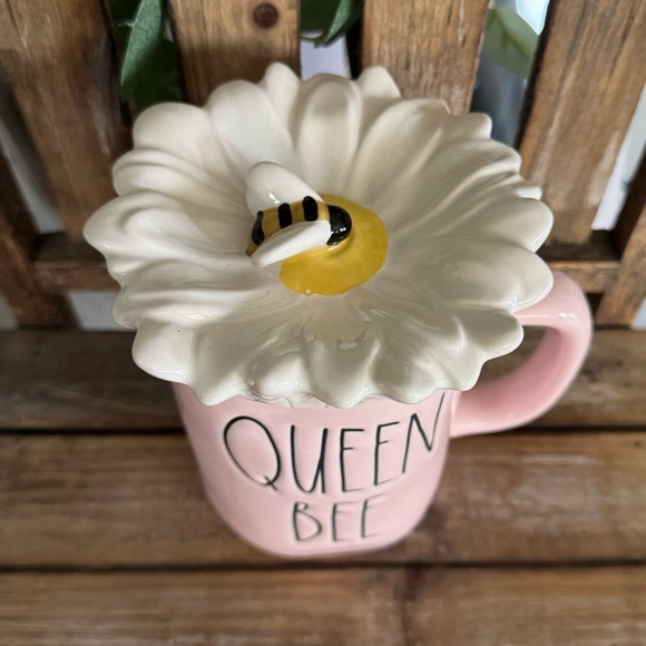 RAE DUNN QUEEN BEE WITH BEE DAISY TOPPER - Picture 2 of 3